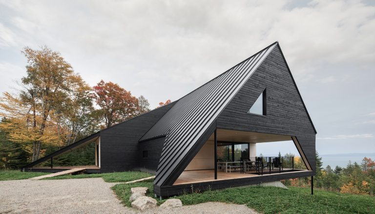 Maison avec toiture en métal noir